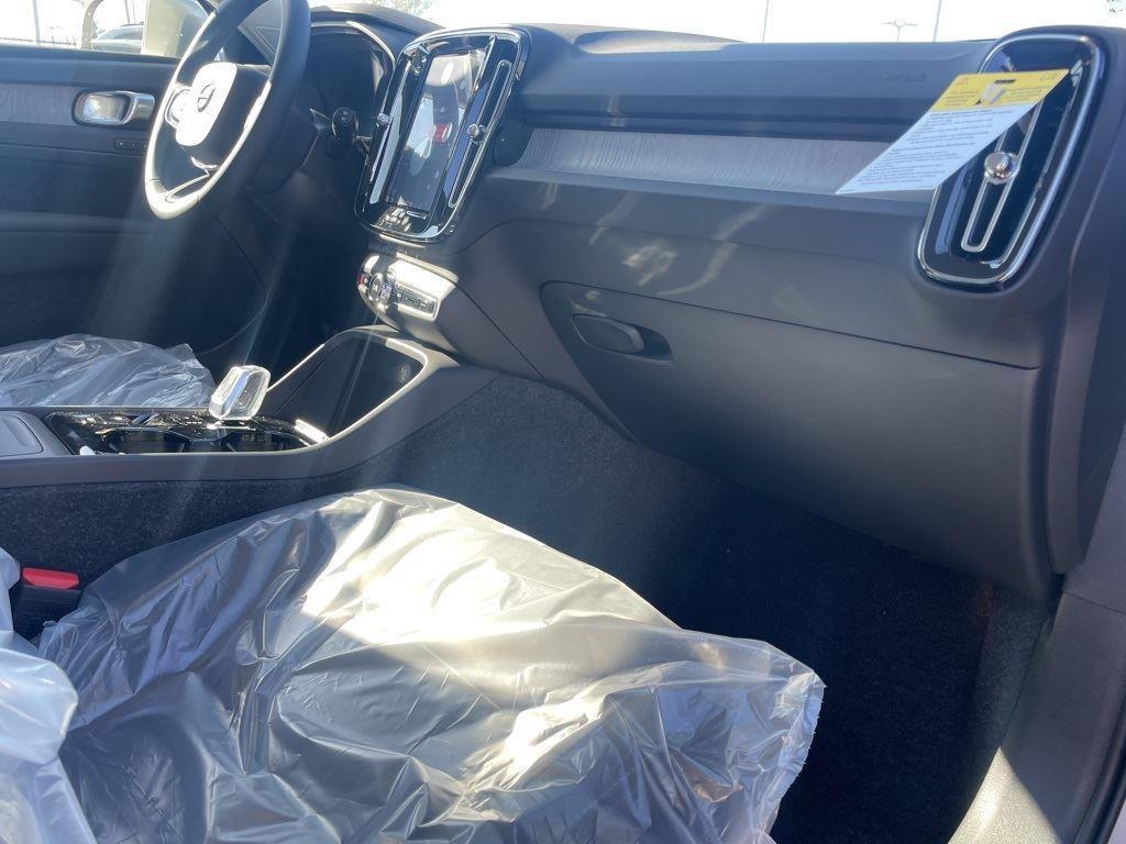 new 2025 Volvo XC40 car, priced at $51,000