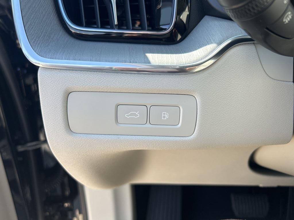 new 2025 Volvo XC60 Plug-In Hybrid car, priced at $65,485