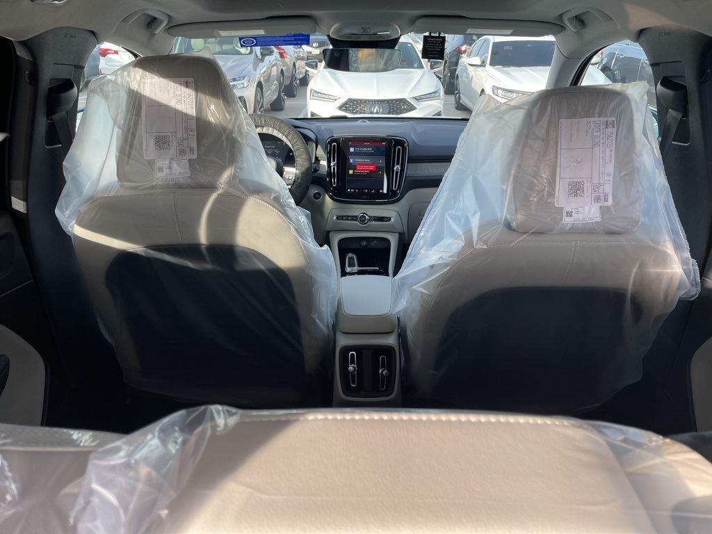 new 2025 Volvo XC40 car