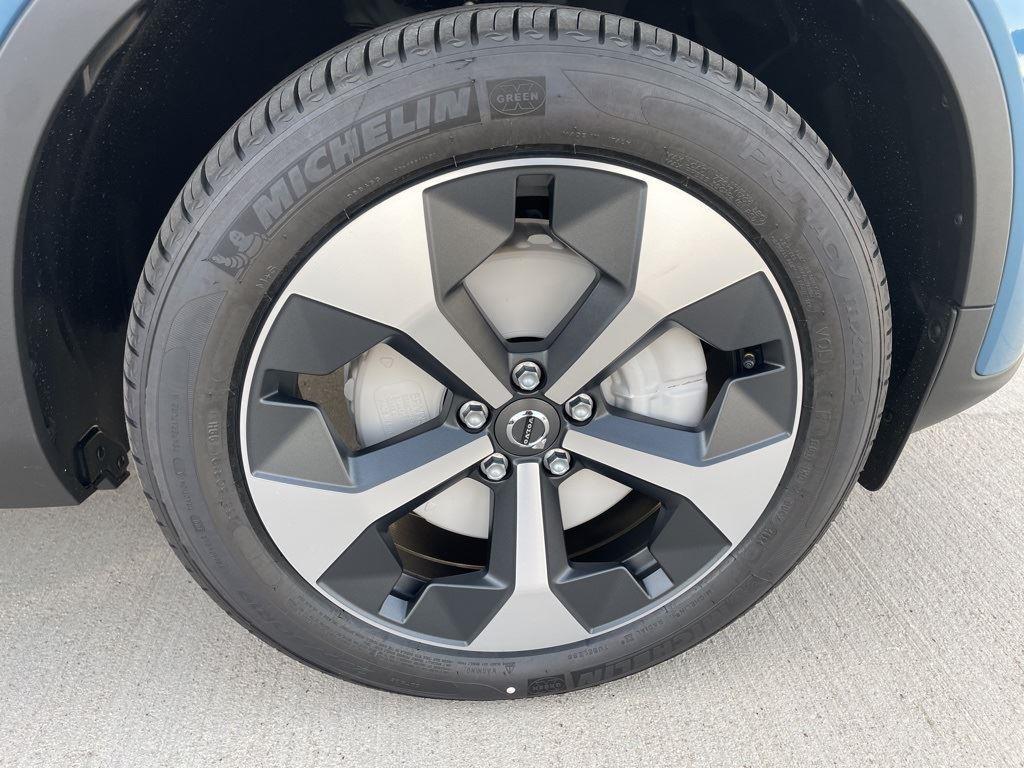 new 2025 Volvo XC40 car