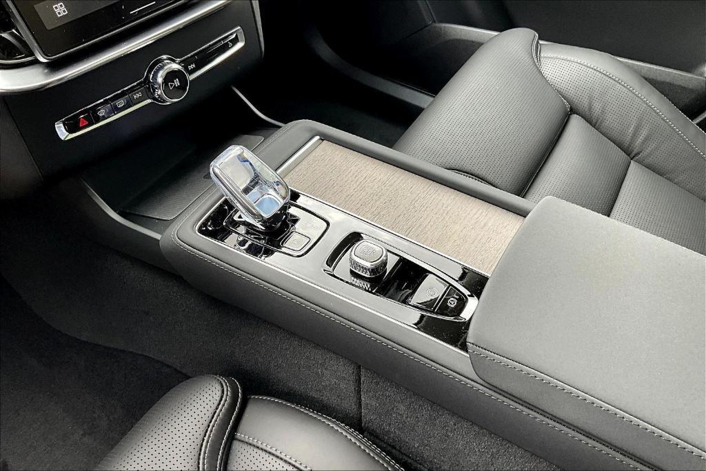 new 2025 Volvo XC90 Plug-In Hybrid car