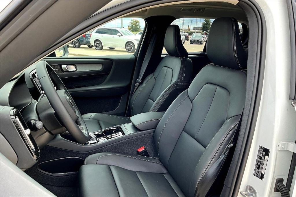 new 2025 Volvo XC40 car