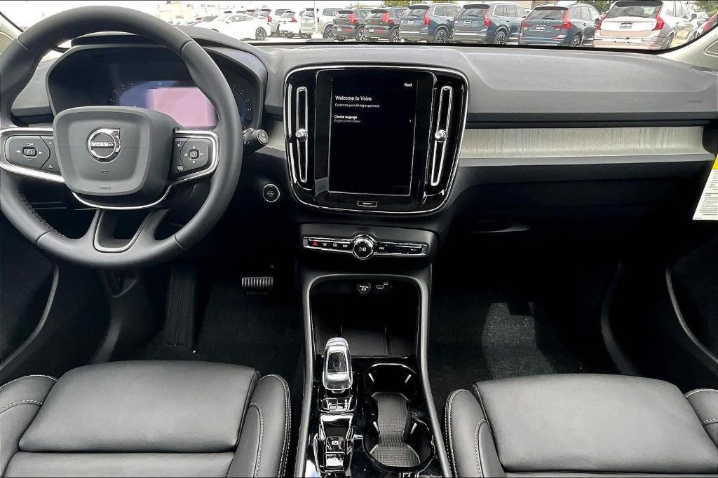new 2025 Volvo XC40 car