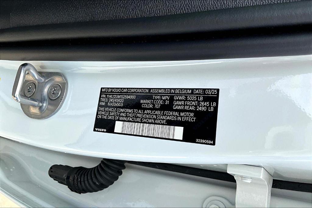 new 2025 Volvo XC40 car