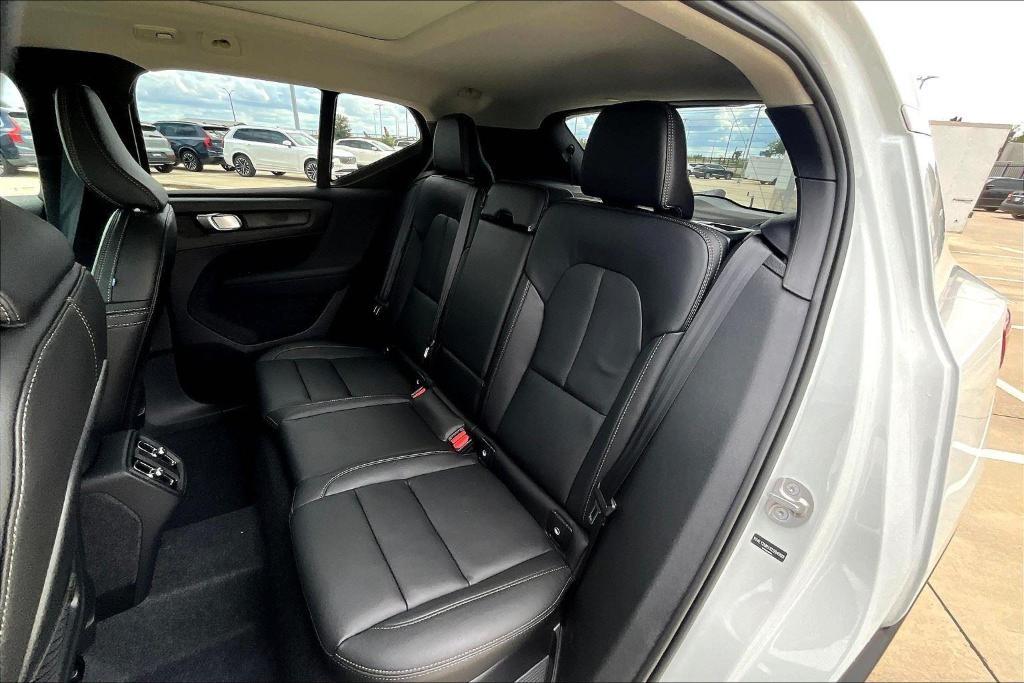 new 2025 Volvo XC40 car