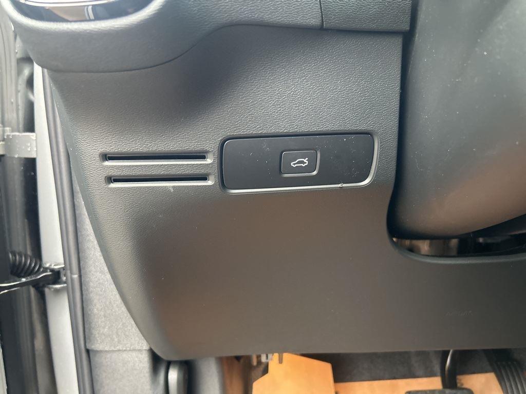 new 2025 Volvo XC40 car, priced at $39,265