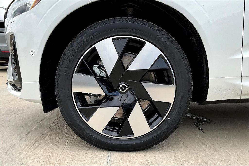 new 2025 Volvo XC60 Plug-In Hybrid car