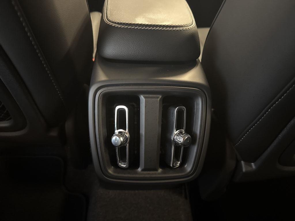 new 2025 Volvo XC40 car, priced at $31,295