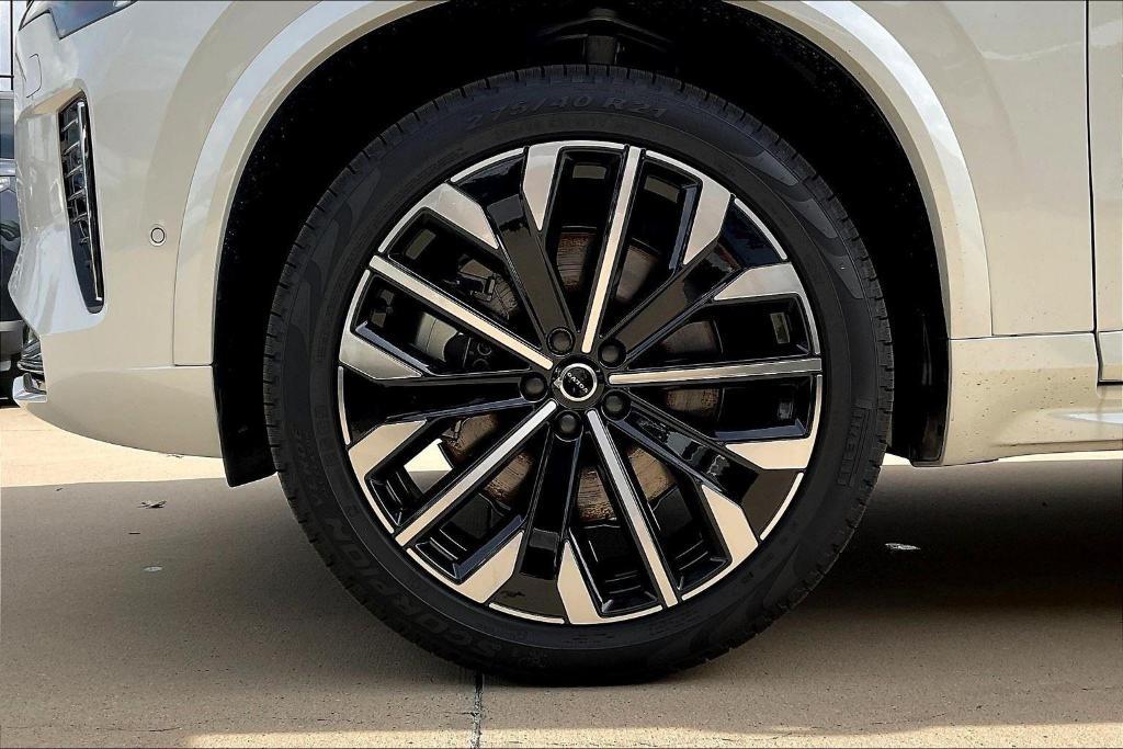new 2025 Volvo XC90 Plug-In Hybrid car