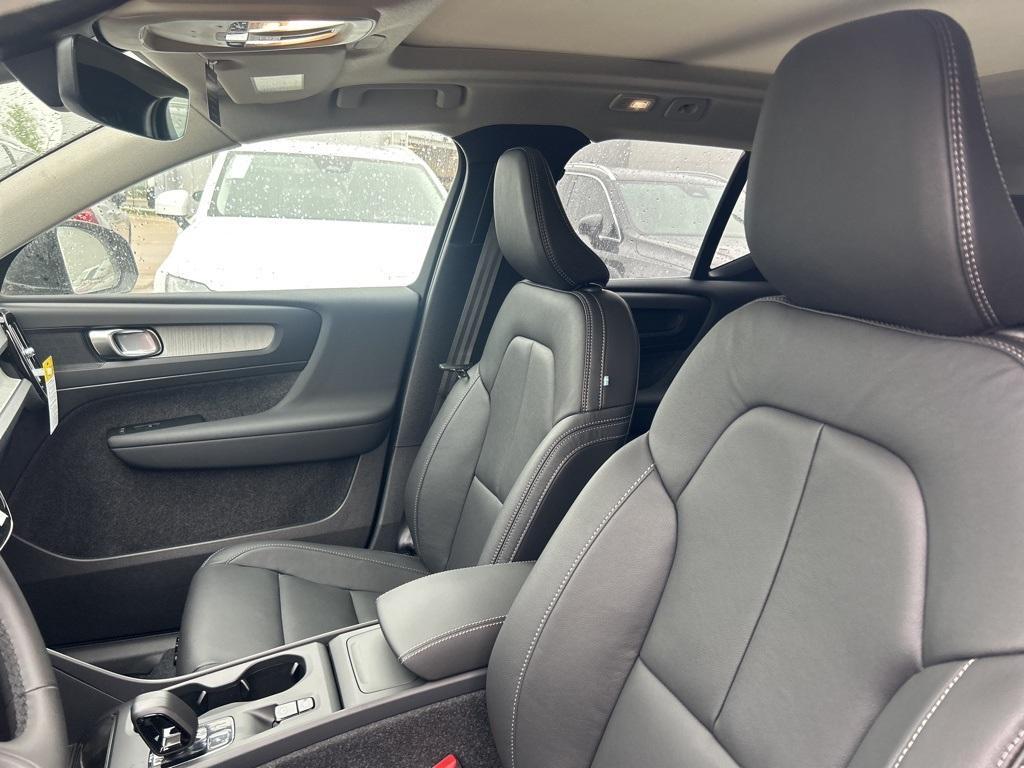 new 2025 Volvo XC40 car, priced at $45,395
