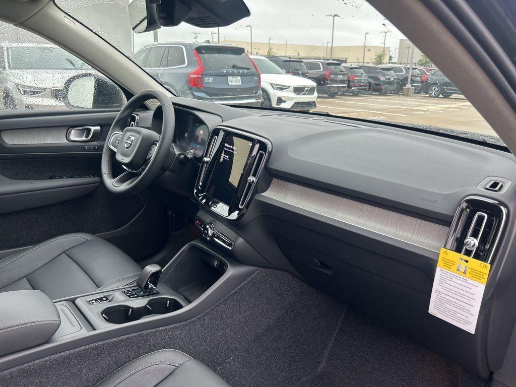 new 2025 Volvo XC40 car, priced at $38,395