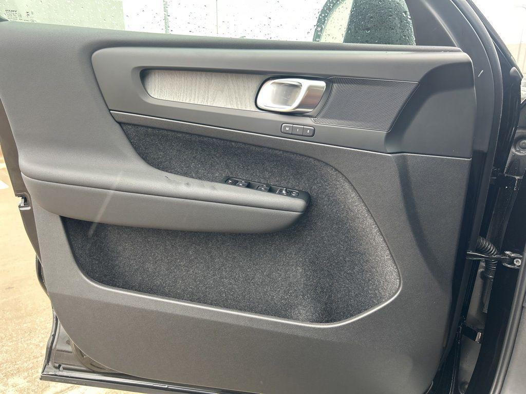 new 2025 Volvo XC40 car, priced at $38,395