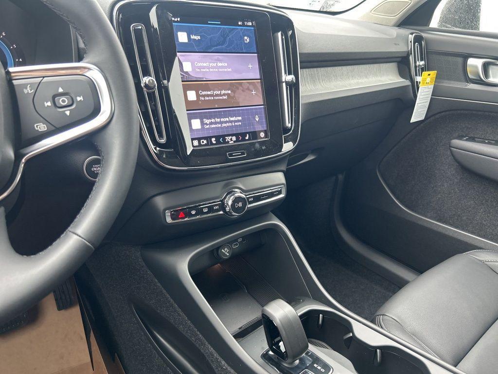 new 2025 Volvo XC40 car, priced at $38,395