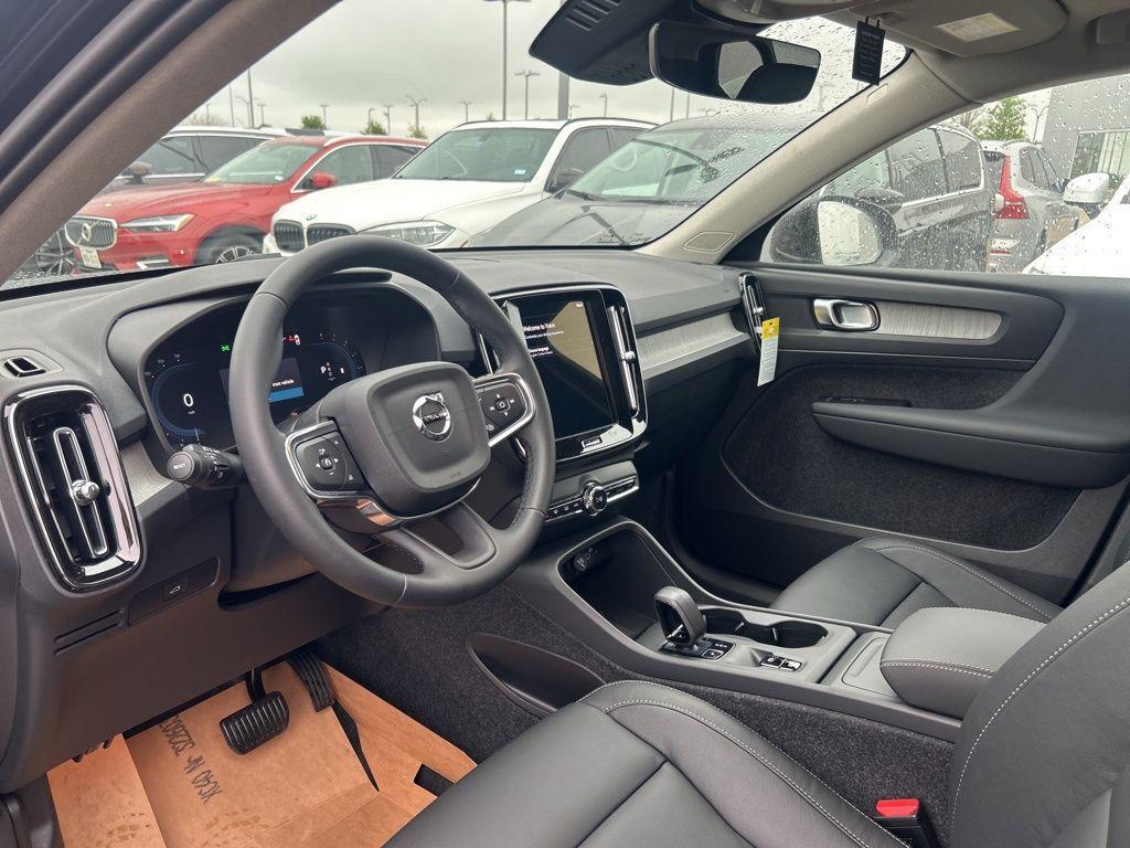 new 2025 Volvo XC40 car, priced at $38,395