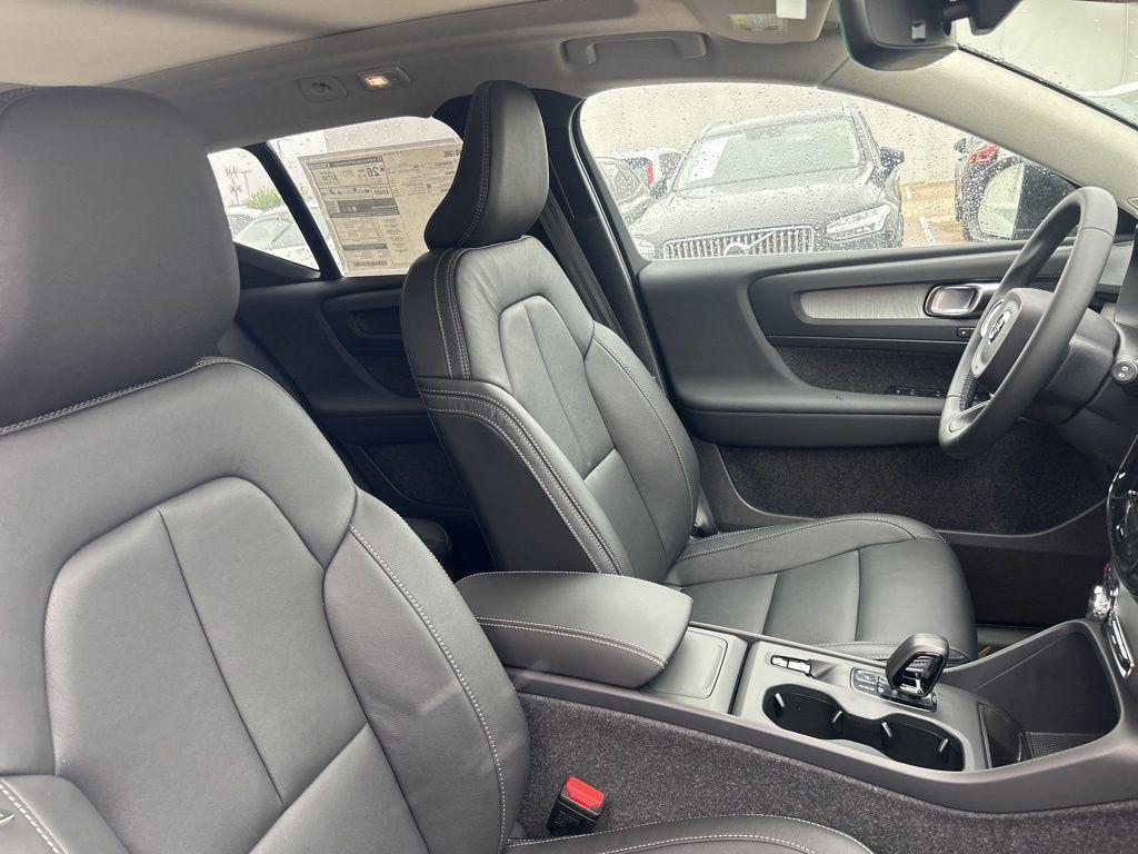 new 2025 Volvo XC40 car, priced at $38,395