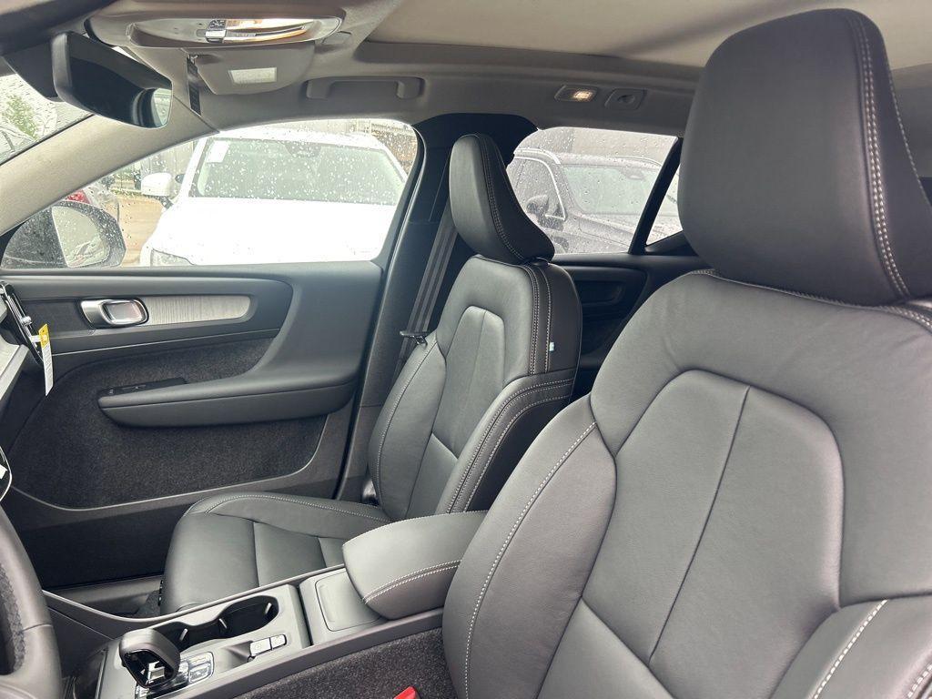 new 2025 Volvo XC40 car, priced at $38,395