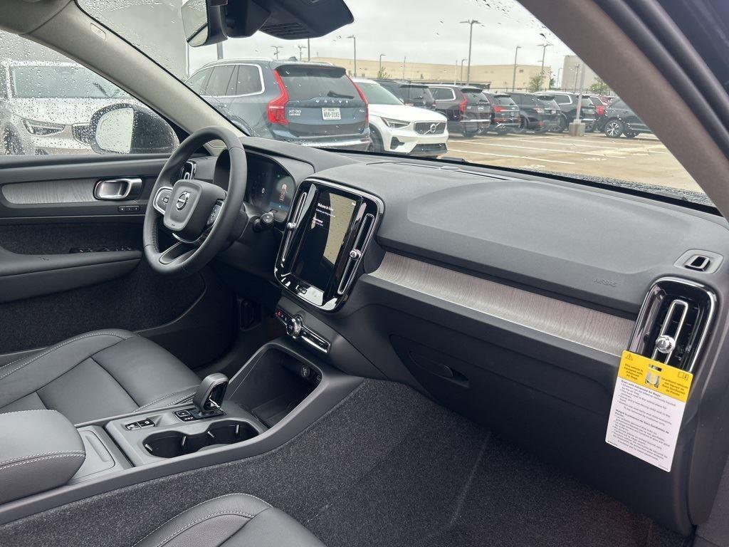 new 2025 Volvo XC40 car, priced at $38,145
