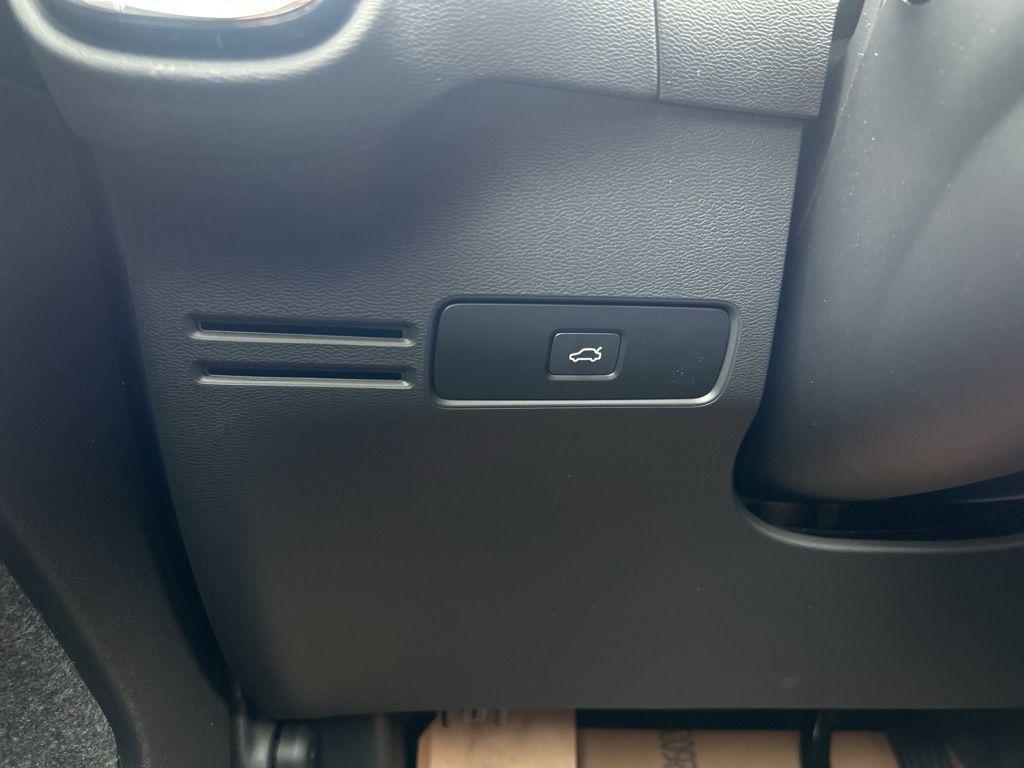 new 2025 Volvo XC40 car, priced at $38,395