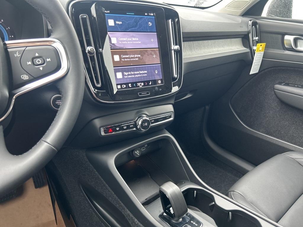 new 2025 Volvo XC40 car, priced at $45,395