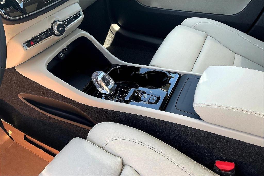 new 2025 Volvo XC40 car, priced at $51,015