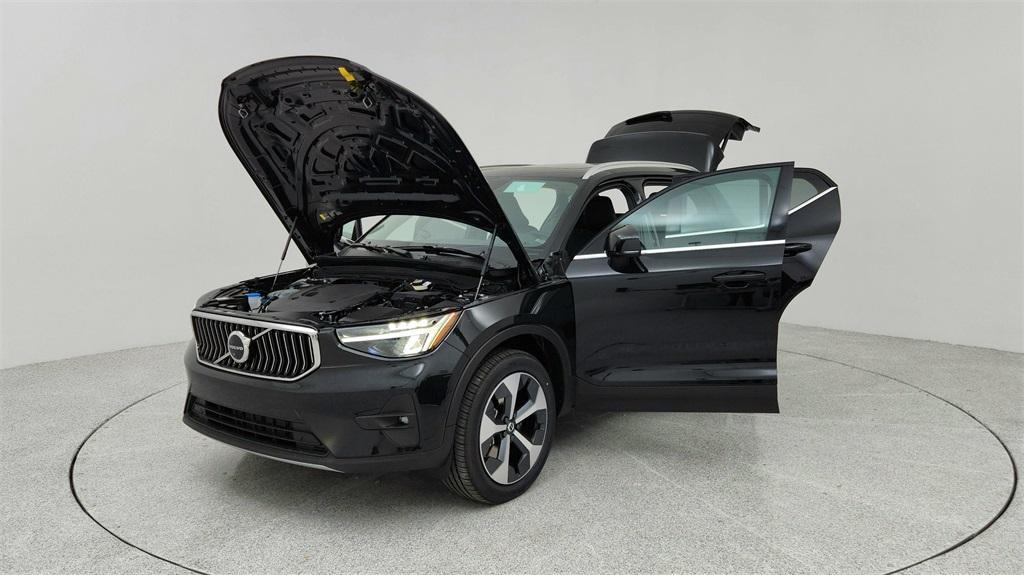 new 2024 Volvo XC40 car, priced at $43,000