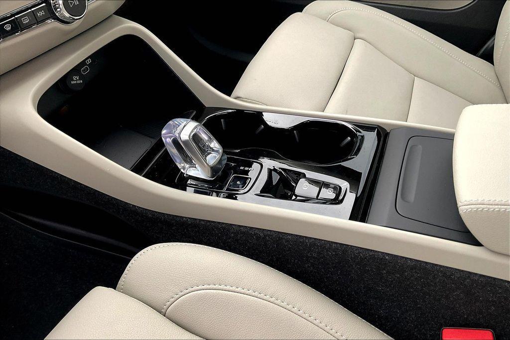 new 2025 Volvo XC40 car, priced at $43,885