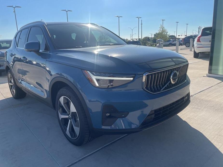 new 2025 Volvo XC40 car, priced at $48,315