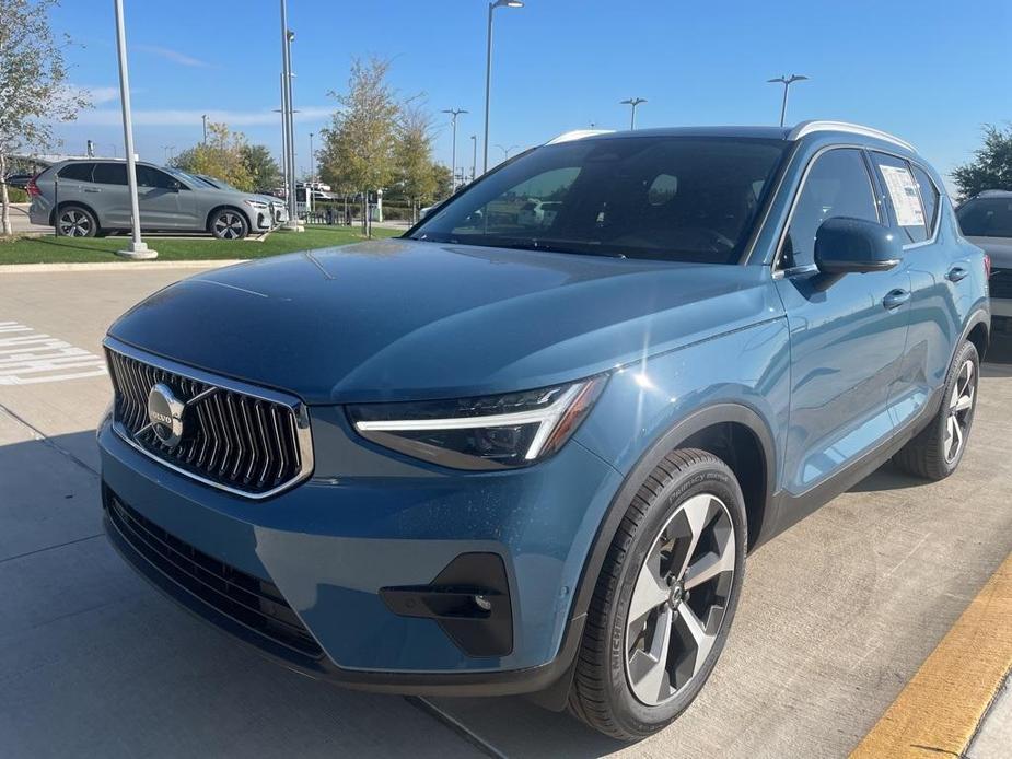 new 2025 Volvo XC40 car, priced at $48,315