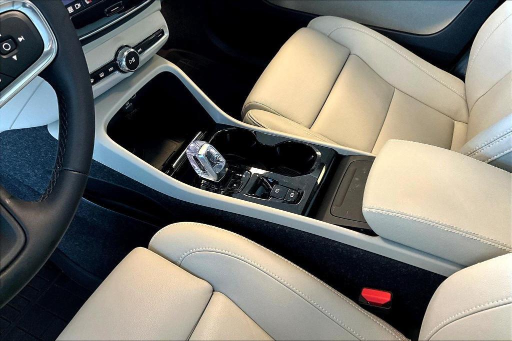 new 2025 Volvo XC40 car, priced at $38,565