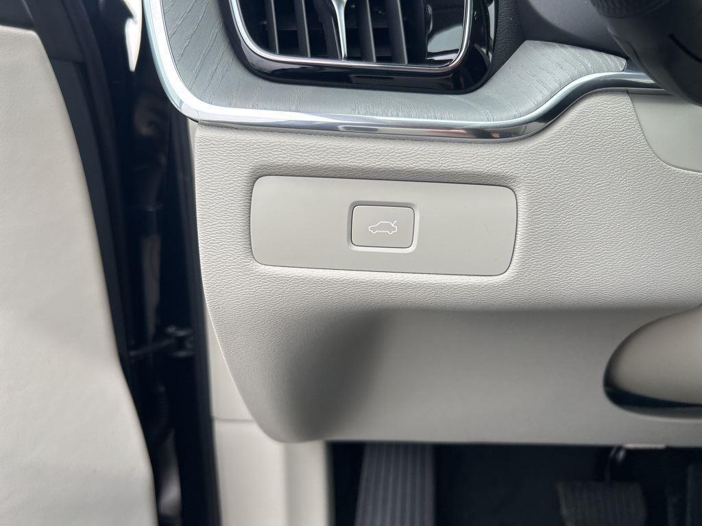new 2025 Volvo XC60 car, priced at $54,610