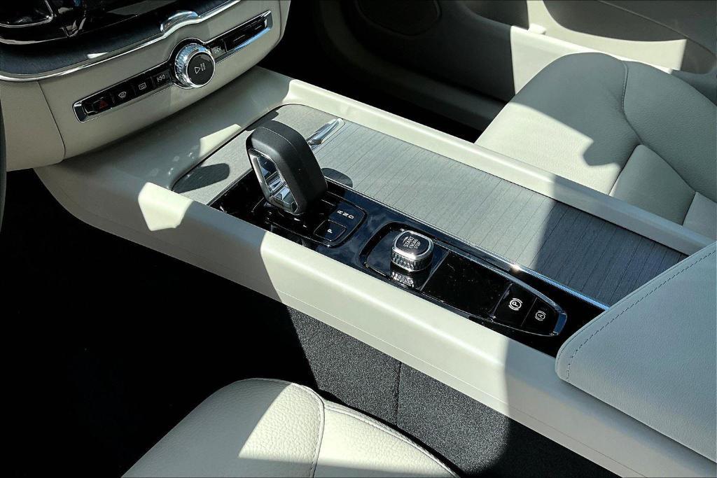 new 2025 Volvo XC60 car