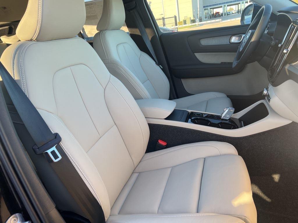 new 2025 Volvo XC40 car, priced at $38,565