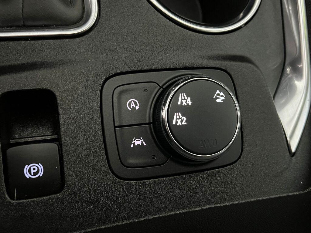 used 2023 Chevrolet Traverse car, priced at $28,496