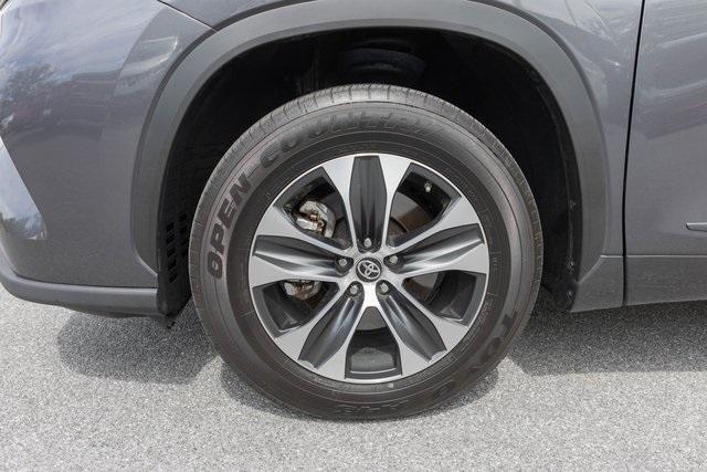 used 2021 Toyota Highlander car, priced at $29,499