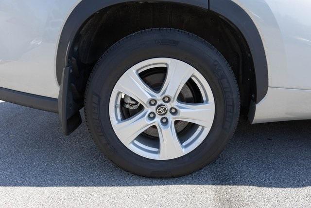 used 2024 Toyota Highlander car, priced at $37,999