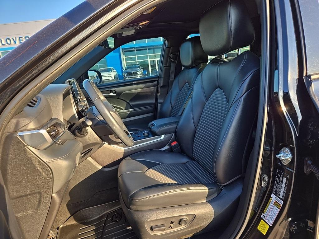 used 2021 Toyota Highlander car, priced at $33,997