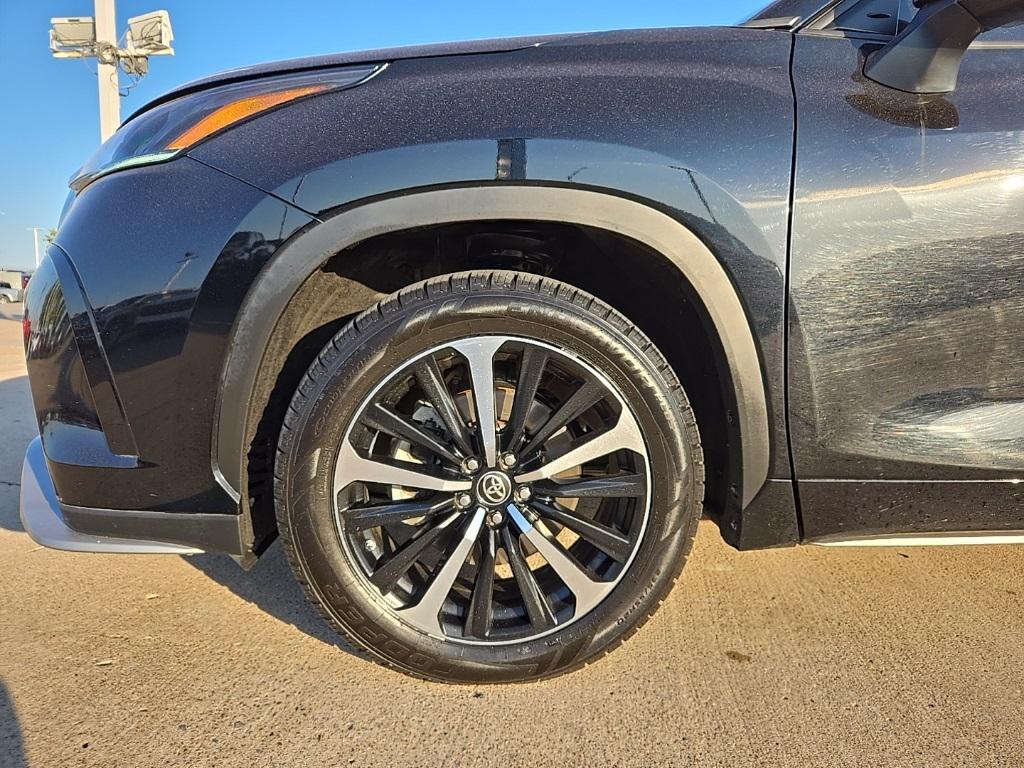 used 2021 Toyota Highlander car, priced at $33,997
