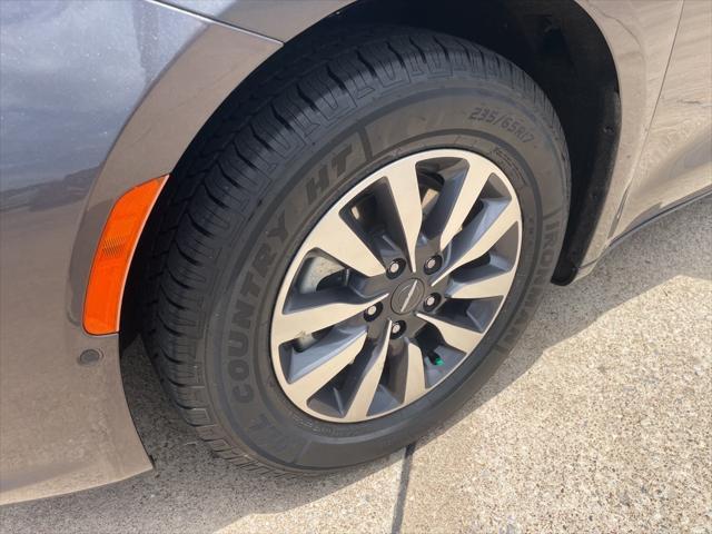 used 2021 Chrysler Pacifica Hybrid car, priced at $25,850