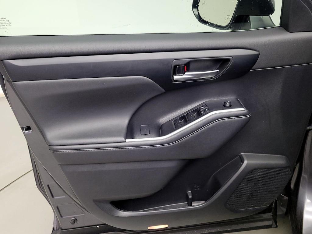 used 2023 Toyota Highlander Hybrid car, priced at $46,998
