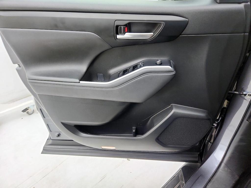used 2023 Toyota Highlander car, priced at $38,998