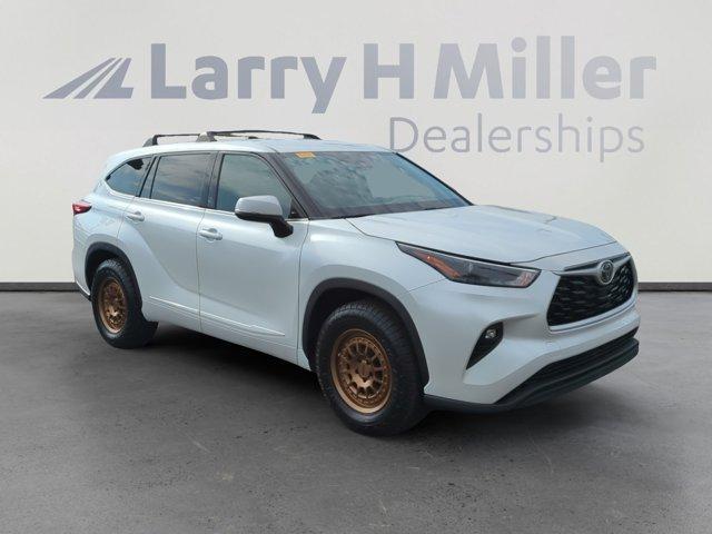 used 2022 Toyota Highlander car, priced at $27,900