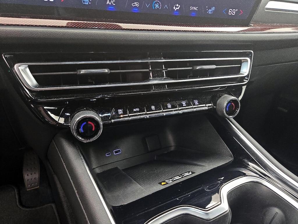 used 2024 Chevrolet Traverse car, priced at $43,998