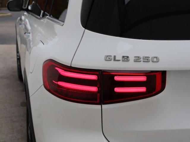 new 2025 Mercedes-Benz GLB 250 car, priced at $52,580