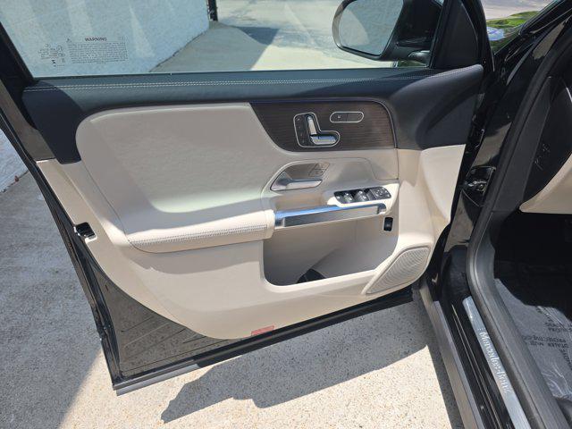 new 2025 Mercedes-Benz GLB 250 car, priced at $49,580