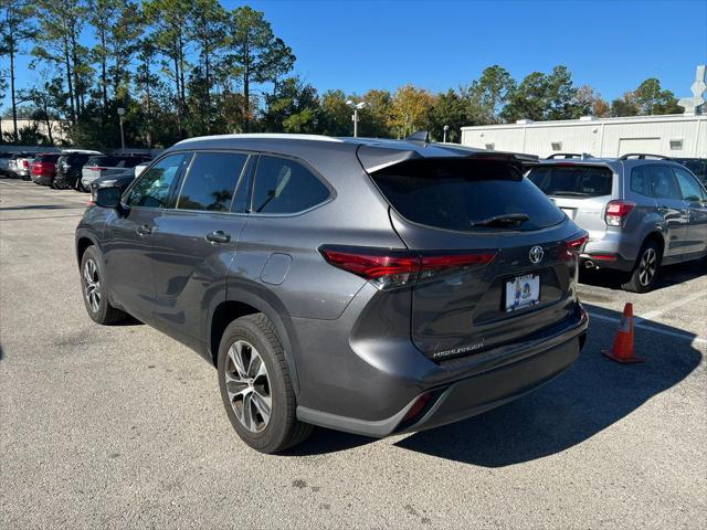 used 2022 Toyota Highlander car, priced at $33,499