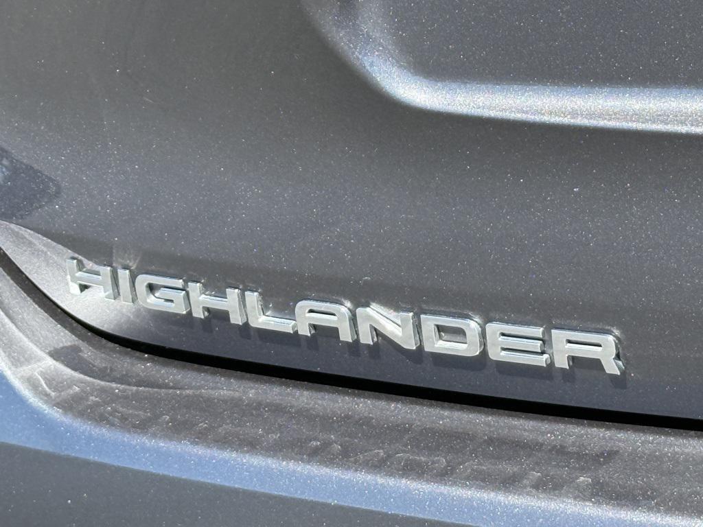 used 2022 Toyota Highlander Hybrid car, priced at $38,993
