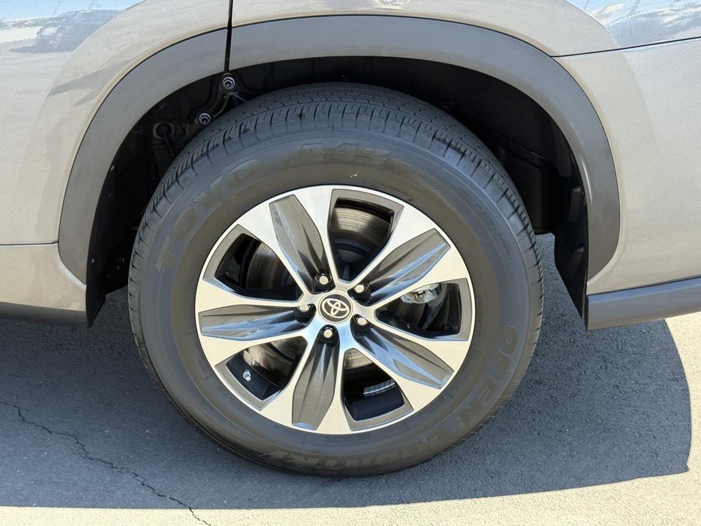 used 2022 Toyota Highlander Hybrid car, priced at $38,993