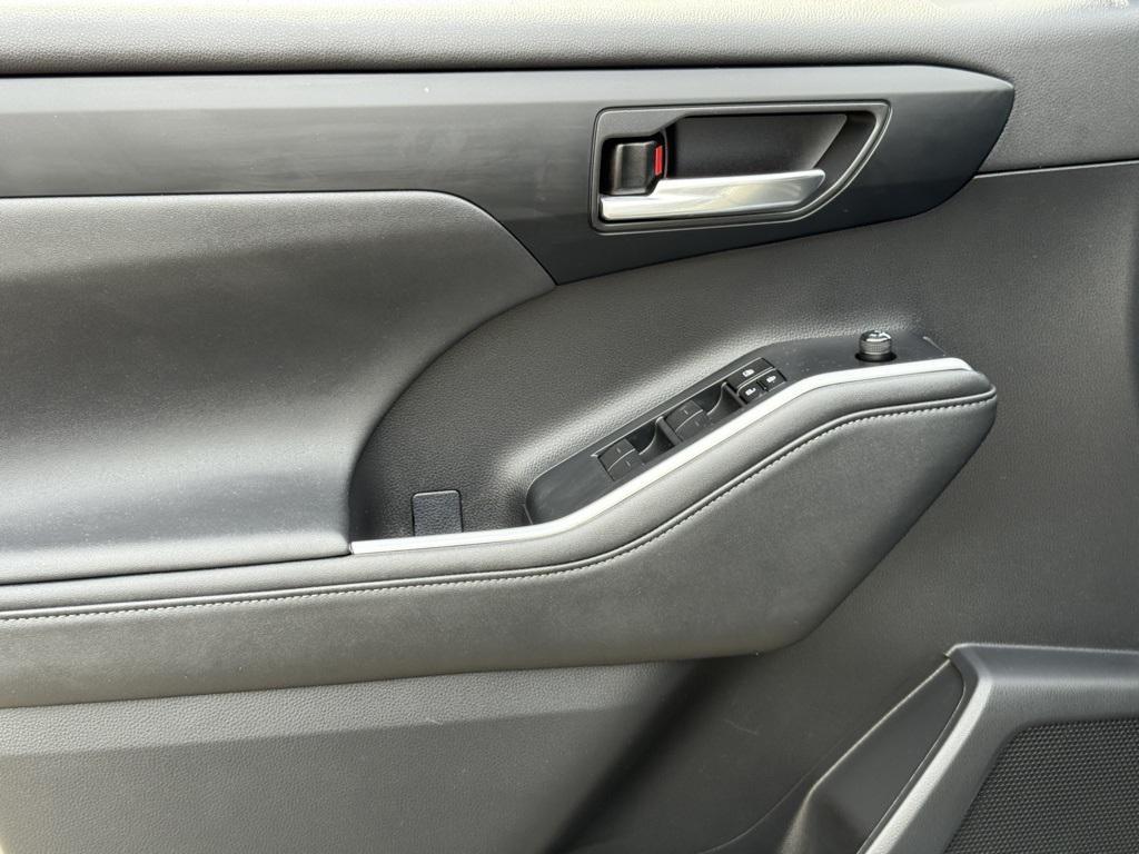 used 2023 Toyota Highlander car, priced at $31,880