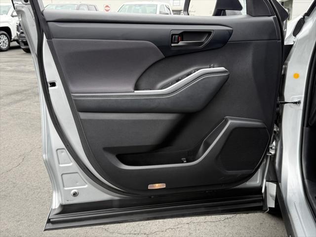 used 2022 Toyota Highlander car, priced at $32,568