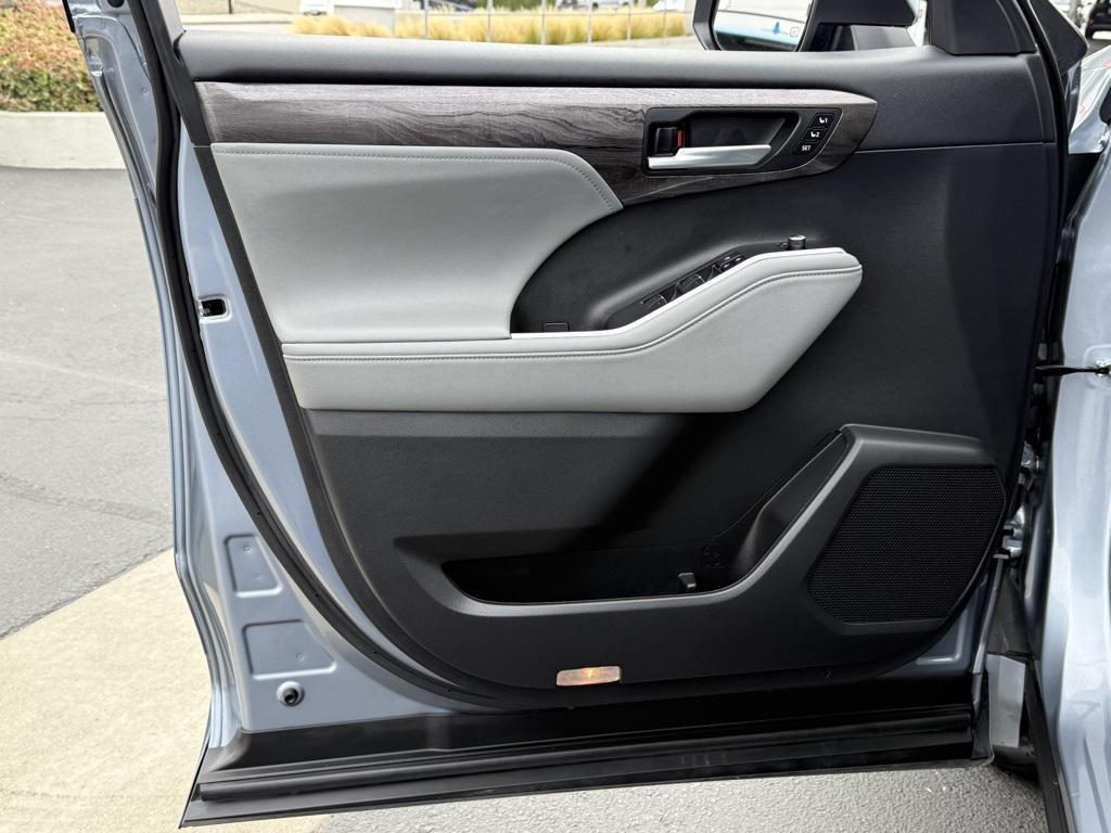 used 2023 Toyota Highlander Hybrid car, priced at $44,452